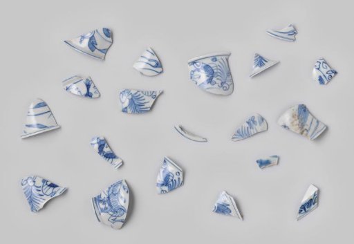 Shards of bowls from the VOC ship 'Witte Leeuw'