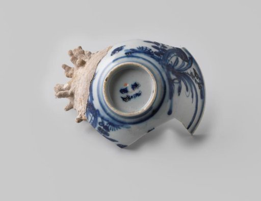 Fragment of a bowl from the VOC ship 'Witte Leeuw'