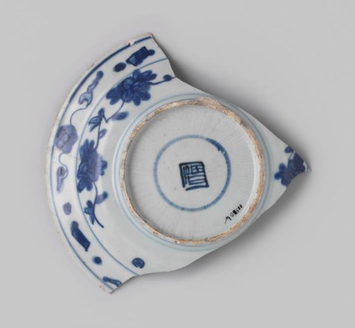 Fragment of a plate from VOC ship the 'White Lion'