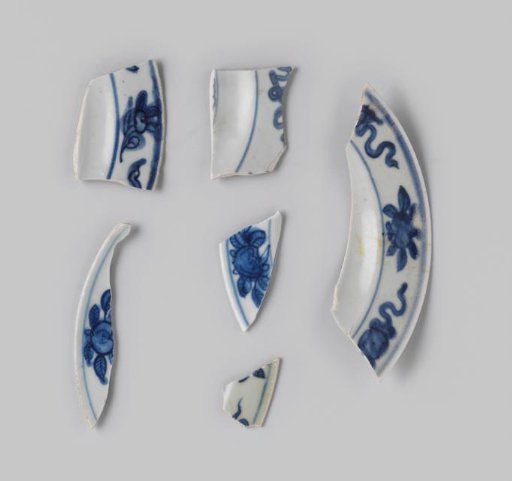 Shards of plates from the VOC ship 'Witte Leeuw'