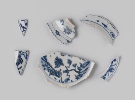 Fragments of plates from VOC ship the 'Witte Leeuw'