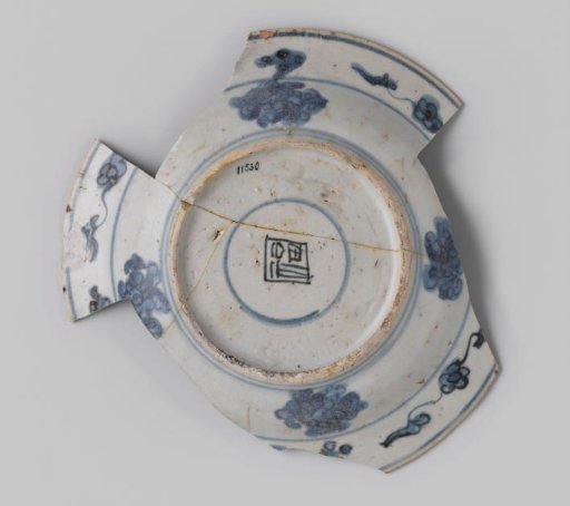Fragment of a plate from the V.O.C. ship 'The White Lion'