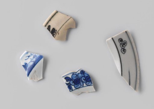 Shards of plates from the VOC ship 'Witte Leeuw'