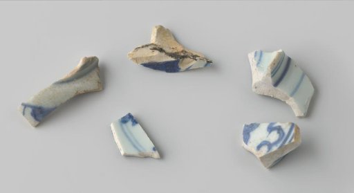 Fragments of bowls from the VOC ship 'Witte Leeuw'