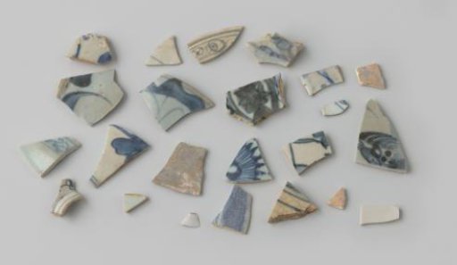 Fragments of plates and bowls from the VOC ship 'Witte Leeuw'