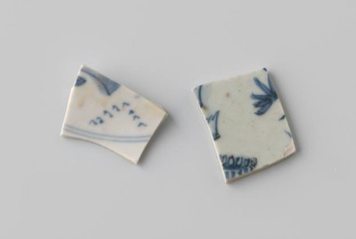 Shards of plates from the VOC ship 'Witte Leeuw'