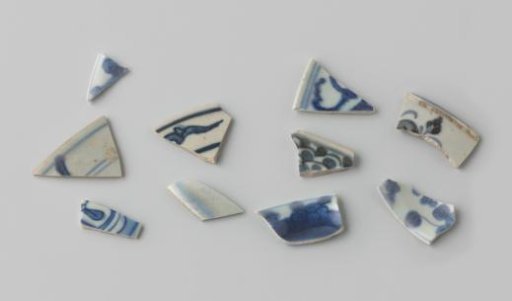 Fragments of plates or bowls from the VOC ship 'Witte Leeuw'
