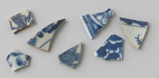 Fragments of plates or bowls from the VOC ship 'Witte Leeuw'