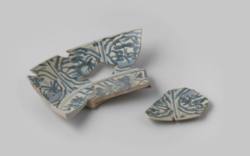 Fragments of a plate from the VOC ship 'Witte Leeuw'