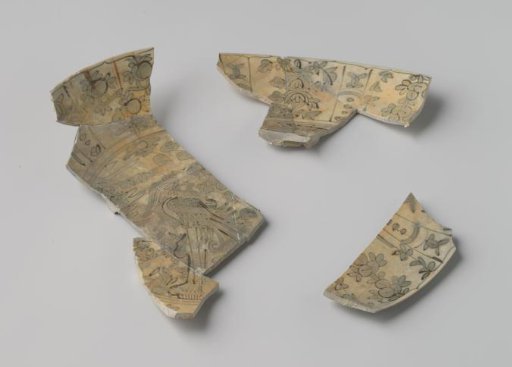 Fragments of a Plate from the VOC Ship 'De Witte Leeuw'
