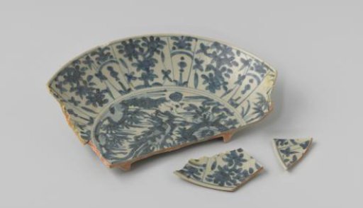 Fragments of a plate from the VOC ship 'White Lion'