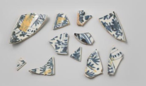 Fragments of a dish from the VOC ship 'Witte Leeuw'