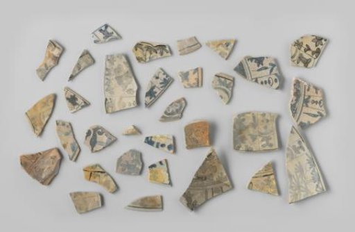 Shards of a plate from the VOC ship 'Witte Leeuw'