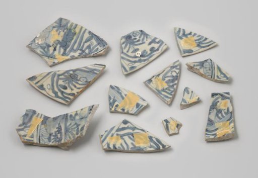Fragments of a plate from the VOC ship 'Witte Leeuw'
