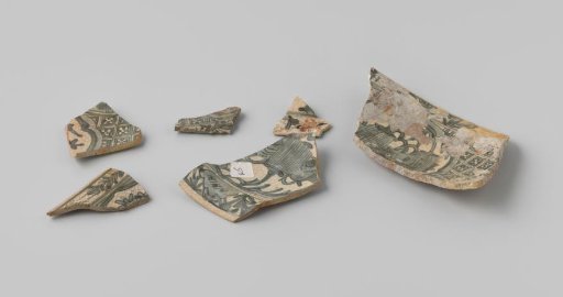 Fragments of a plate from the VOC ship 'Witte Leeuw'