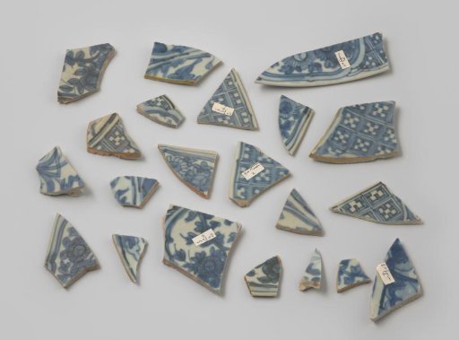 Shards of plates from the VOC ship 'Witte Leeuw'