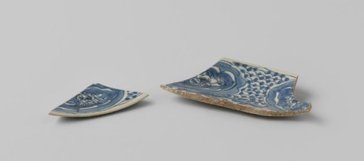 Fragments of a plate from the VOC ship 'Witte Leeuw'