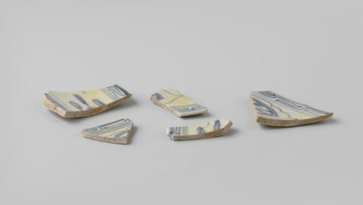 Fragments of a plate from the VOC ship 'Witte Leeuw'