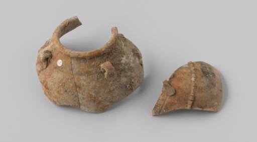 Shards of Martaban jars from VOC ship 'The White Lion'