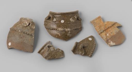 Shards of Martaban jars from VOC ship 'The White Lion'