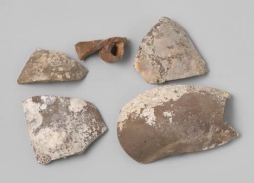 Fragments of martabans from VOC ship the 'White Lion'