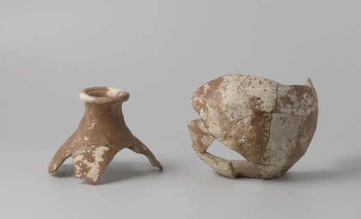 Fragments of a porcelain vase from VOC ship 'Witte Leeuw'