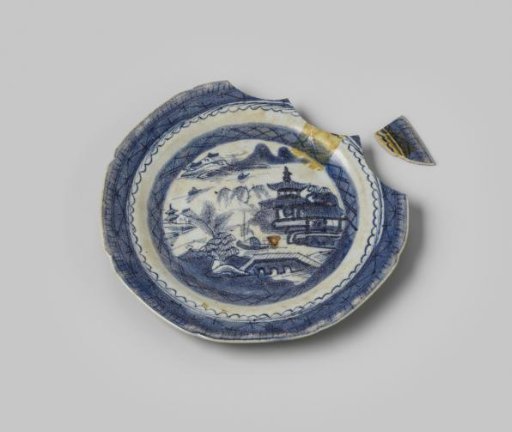 Plate, found at VOC ship Witte Leeuw, possibly originating from Zeelelie