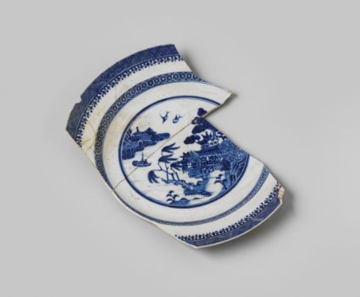 Plate, found at VOC ship Witte Leeuw, possibly originating from Zeelelie