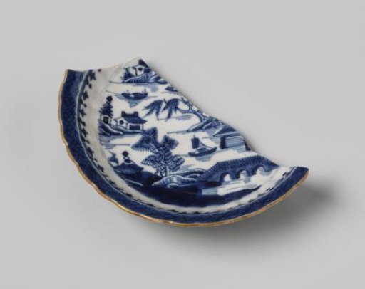 Plate, found at VOC ship Witte Leeuw, possibly originating from Zeelelie