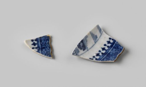 Two porcelain shards found at the VOC ship Witte Leeuw, possibly from Zeelelie