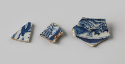 Three porcelain shards of a plate found at the VOC ship Witte Leeuw, possibly from Zeelelie