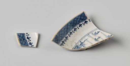 Two porcelain shards of a bowl found at the VOC ship Witte Leeuw, possibly from Zeelelie