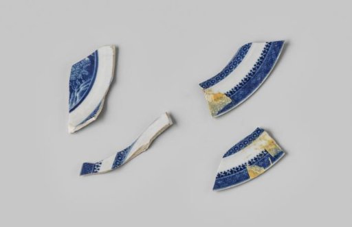 Four porcelain shards of a plate found at the VOC ship Witte Leeuw, possibly from Zeelelie