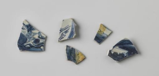 Five porcelain shards of a plate found at the VOC ship Witte Leeuw, possibly from Zeelelie