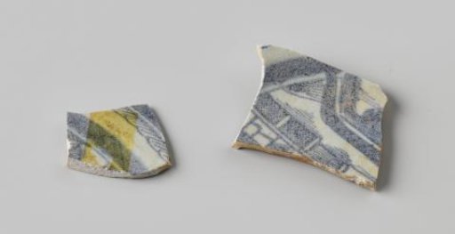 Two porcelain shards of a plate found at the VOC ship Witte Leeuw, possibly from Zeelelie