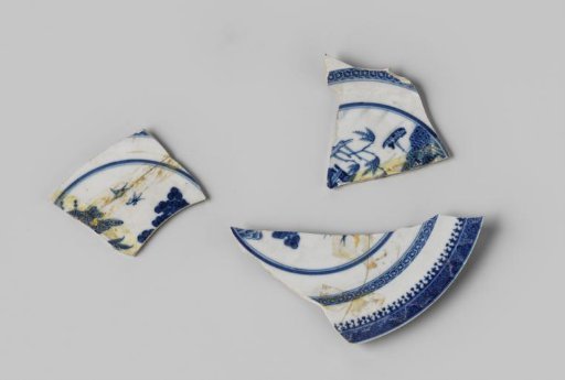 Plate, found on the VOC ship Witte Leeuw, possibly from Zeelelie