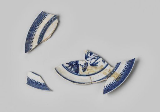Three porcelain shards of various plates found at the VOC ship Witte Leeuw, possibly from Zeelelie