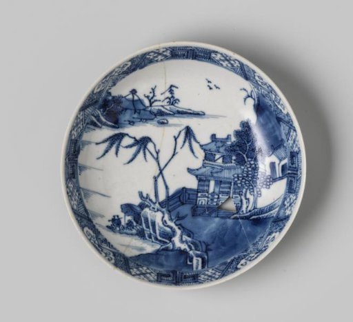 Plate, found near VOC ship Witte Leeuw, possibly originating from Zeelelie