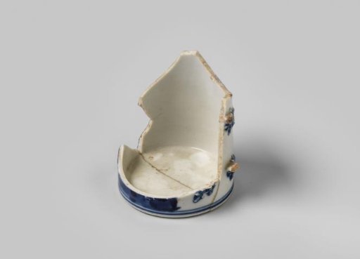 Teacup, found near VOC ship Witte Leeuw, possibly originating from Zeelelie