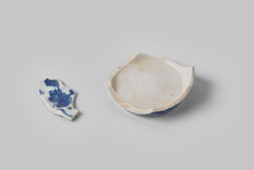 Two fragments of a bowl, found near VOC ship Witte Leeuw, possibly originating from Zeelelie