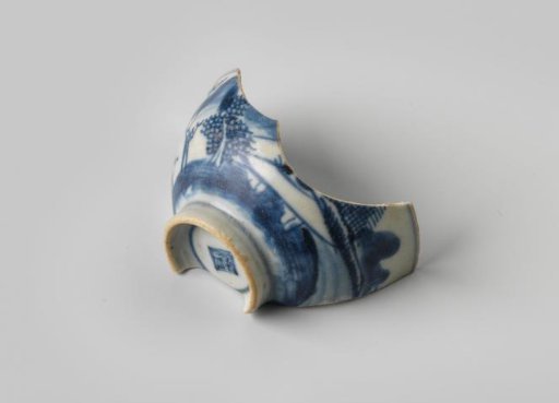 Bowl, part of a service, found on the VOC ship Witte Leeuw, possibly originating from Zeelelie