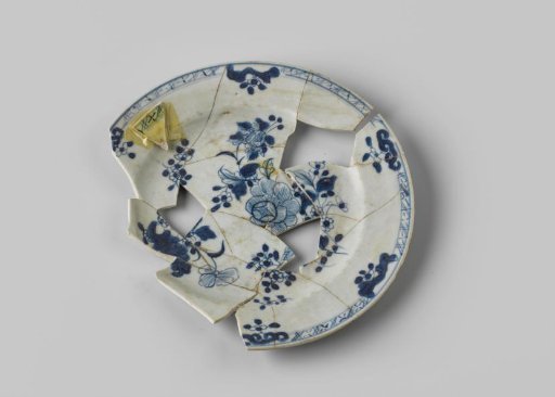 Plate, found on board VOC ship Witte Leeuw, possibly originating from Zeelelie