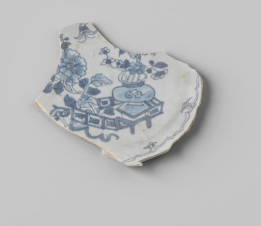 Plate, found on board VOC ship Witte Leeuw, possibly originating from Zeelelie