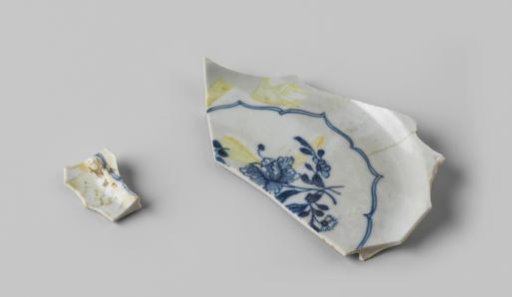 Two fragments of a plate, found at VOC ship Witte Leeuw, possibly from Zeelelie