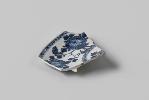 Plate, found at VOC ship Witte Leeuw, possibly from Zeelelie