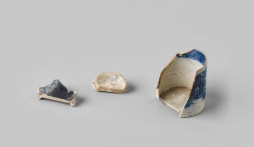 Three porcelain fragments of a bowl and cup, found at the VOC ship Witte Leeuw, possibly from Zeelelie