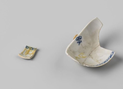 Two fragments of one or two bowls, found at the VOC ship Witte Leeuw, possibly from the Zeelelie
