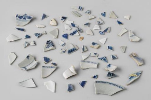 Porcelain fragments of plates and bowls found with the VOC ship Witte Leeuw, possibly originating from Zeelelie