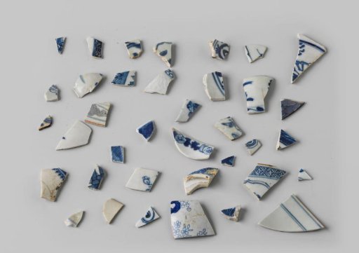 Porcelain fragments of tableware found with the VOC ship Witte Leeuw, possibly originating from Zeelelie