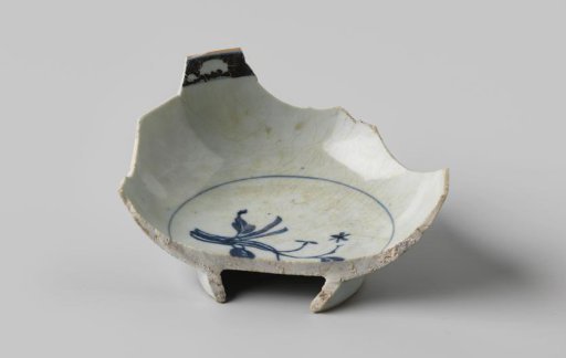 Bowl, found at VOC ship Witte Leeuw, possibly from Zeelelie